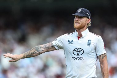 İngiltere kaptanı Ben Stokes, 3. Rothesay Test Maçı 'nda İngiltere balkonuna işaret veriyor. 5. İngiltere - Hindistan - Lords, Londra, Birleşik Krallık, 14 Temmuz 2025