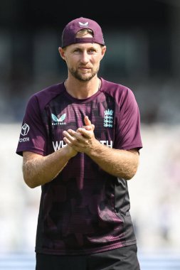 İngiltere 'den Joe Root, 3. Rothesay Test Maçı' nda takım arkadaşlarını Lords, Londra, Birleşik Krallık 'ta 5.