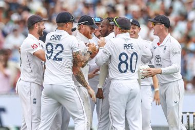 İngiltere kaptanı Ben Stokes gülümsüyor. İngiltere 'den Jofra Archer, 3. Rothesay Test Maçı' nda Washington Sundarduring 'i yakaladı. 5.