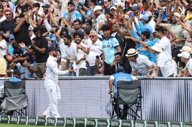 Hindistan 'dan Ravindra Jadeja' nın 3. Rothesay Test Maçı 'nda 6 sayı atması sonrasında taraftarlar topu İngiltere' den Ben Duckett 'e attı. 5.