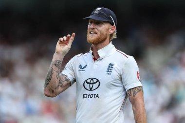 İngiltere kaptanı Ben Stokes, 3. Rothesay Test Maçı 'nda İngiltere balkonuna işaret veriyor. 5. İngiltere - Hindistan - Lords, Londra, Birleşik Krallık, 14 Temmuz 2025