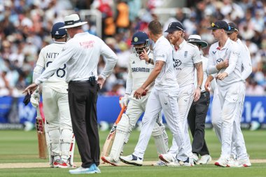 İngiltere 'den Brydon Carse, Hindistan' dan Ravindra Jadeja ile 3. Rothesay Test Maçı 'nda karşılaştıktan sonra İngiltere' ye karşı Hindistan Lords, Londra, Birleşik Krallık 'ta 14 Temmuz 2025' de karşılaştı.