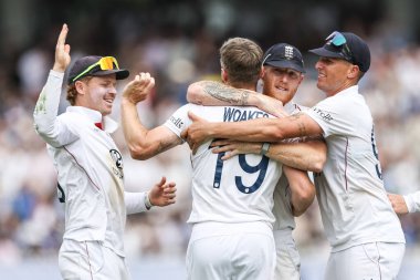 İngiltere 'den Chris Woakes, Hindistan' dan Nitish Kumar Reddy 'nin 3. Rothesay Test Maçı' nda İngiltere kaptanı Ben Stokes ile birlikte Londra, İngiltere 'nin Hindistan' a karşı 5.