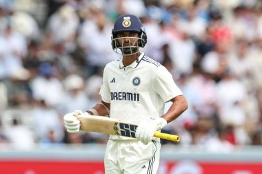 Hindistan 'dan Washington Sundar, 3. Rothesay Test Maçı 5. İngiltere-Hindistan maçı sırasında Lords, Londra, Birleşik Krallık' ta 14 Temmuz 2025 'te görevden alındıktan sonra oyun alanından ayrıldı.