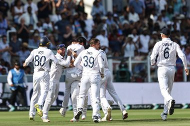 İngiltere 'den Shoaib Bashir, Hindistan' dan Muhammed Siraj 'ın kalesini 3. Rothesay Test Maçı' nda 5. Hindistan 'a karşı Lords, Londra, İngiltere, 14 Temmuz 2025' de takım arkadaşlarıyla kutluyor.