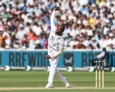 İngiltere 'den Jofra Archer topu 3. Rothesay Test Maçı' nda veriyor. 5. İngiltere - Hindistan - Lords, Londra, İngiltere, 14 Temmuz 2025
