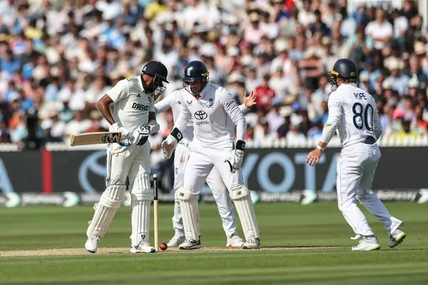 Hindistan 'dan Muhammed Siraj, İngiltere' den Shoaib Bashir tarafından 3. Rothesay Test Maçı 'nda Hindistan' a karşı Lords, Londra, Birleşik Krallık 'ta 14 Temmuz 2025' te oynanan karşılaşmada şaşkına döndü.