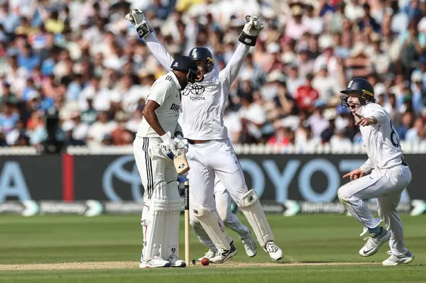 Hindistan 'dan Muhammed Siraj, İngiltere' den Shoaib Bashir tarafından 3. Rothesay Test Maçı 'nda Hindistan' a karşı Lords, Londra, Birleşik Krallık 'ta 14 Temmuz 2025' te oynanan karşılaşmada şaşkına döndü.