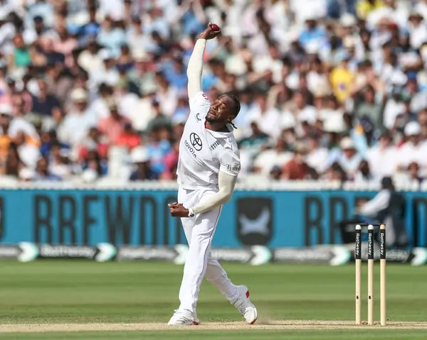 İngiltere 'den Jofra Archer topu 3. Rothesay Test Maçı' nda veriyor. 5. İngiltere - Hindistan - Lords, Londra, İngiltere, 14 Temmuz 2025