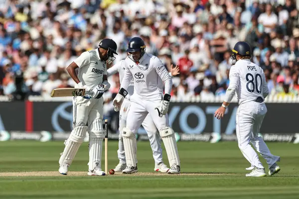 Hindistan 'dan Muhammed Siraj, İngiltere' den Shoaib Bashir tarafından 3. Rothesay Test Maçı 'nda Hindistan' a karşı Lords, Londra, Birleşik Krallık 'ta 14 Temmuz 2025' te oynanan karşılaşmada şaşkına döndü.