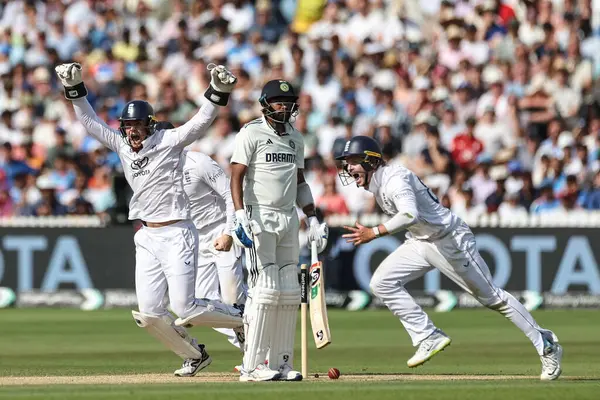 Hindistan 'dan Muhammed Siraj, İngiltere' den Shoaib Bashir tarafından 3. Rothesay Test Maçı 'nda Hindistan' a karşı Lords, Londra, Birleşik Krallık 'ta 14 Temmuz 2025' te oynanan karşılaşmada şaşkına döndü.