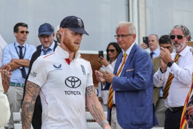 İngiltere kaptanı Ben Stokes, 3. Rothesay Test Maçı 'nda ayakta alkışlanmak üzere İngiltere' nin Hindistan 'a karşı Lords, Londra, İngiltere' de 14 Temmuz 2025 'te pavyondan çıkıyor.