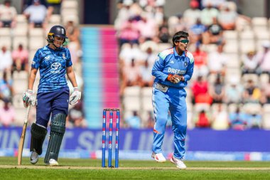 Hindistan 'dan Deepti Sharma, 1. Uluslararası Metro Bankası' nın 16 Temmuz 2025 'te oynanan Utilita Bowl, Southampton' da İngiliz Kadınlara Karşı Maçı 'nda tepki gösterdi.