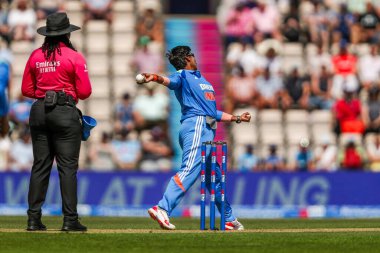 Hindistan 'dan Deepti Sharma 1. Metro Bank 1. Gün Uluslararası Maçı sırasında İngiltere Bayanlar Hindistan' a Karşı Utilita Bowl, Southampton, Birleşik Krallık 'ta 16 Temmuz 2025