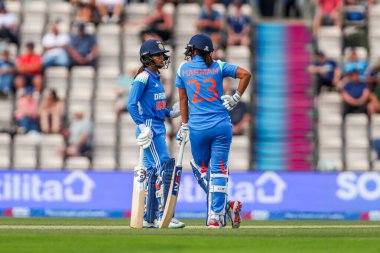 Hindistan 'dan Jemimah ve Harmanpreet Kaur, 1. Uluslararası Metro Bankası 1. Gün Uluslararası Müsabakasında İngiliz Kadınlara karşı Utilita Bowl, Southampton, İngiltere, 16 Temmuz 202