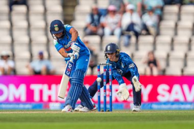Hindistan 'dan Harmanpreet Kaur, 1. Metro Bank Bir Gün Uluslararası müsabakasında İngiltere Kadınlar Hindistan Kadınlarına Karşı Utilita Bowl, Southampton, Birleşik Krallık' ta 16 Temmuz 2025