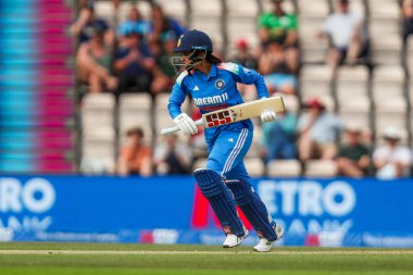 Hindistan 'dan Harleen Deol, 1. Uluslararası Metro Bankası' nın 16 Temmuz 2025 'te oynanan Utilita Bowl, Southampton' da İngiliz Kadınlara karşı oynadığı 1.