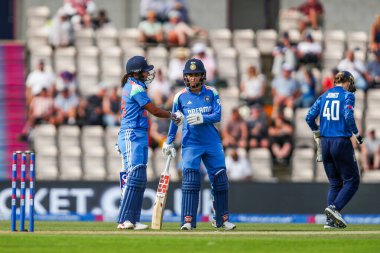 Hindistan 'dan Harmanpreet Kaur ve Harleen Deol, 1. Metro Bank Bir Gün Uluslararası Müsabakasında İngiltere Kadınlar Hindistan Kadınlarına Karşı Utilita Bowl, Southampton, İngiltere, 16 Temmuz 2025