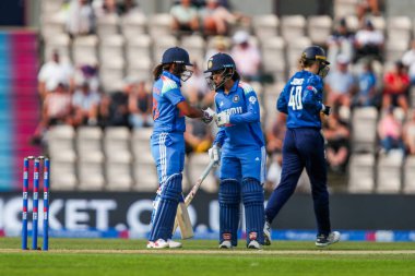 Hindistan 'dan Harmanpreet Kaur ve Harleen Deol, 1. Metro Bank Bir Gün Uluslararası Müsabakasında İngiltere Kadınlar Hindistan Kadınlarına Karşı Utilita Bowl, Southampton, İngiltere, 16 Temmuz 2025