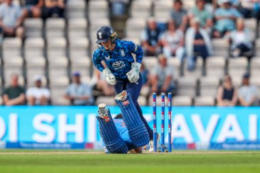 Hindistan 'dan Richa Ghosh, 1. Metro Bank Bir Gün Uluslararası karşılaşmasında İngiliz Kadınlar Hindistan' a karşı Utilita Bowl, Southampton, İngiltere 'de 16 Temmuz 2025' te oynanan karşılaşmada afalladı.