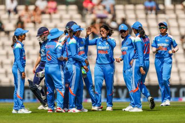 Hindistan 'dan Harmanpreet Kaur, 1. Metro Bank Bir Gün Uluslararası İngiltere Kadınlar Hindistan' a karşı Utilita Bowl, Southampton, İngiltere, 16 Temmuz 2025 'te oynanan karşılaşmada takım arkadaşlarıyla yakalanışını kutluyor.