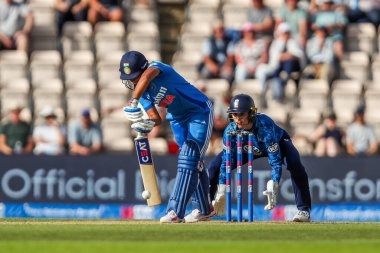 Hindistan 'dan Harmanpreet Kaur, 1. Metro Bank Bir Gün Uluslararası müsabakasında İngiltere Kadınlar Hindistan Kadınlarına Karşı Utilita Bowl, Southampton, Birleşik Krallık' ta 16 Temmuz 2025