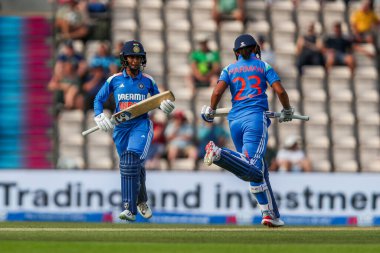 Hindistan 'dan Jemimah ve Harmanpreet Kaur, 1. Uluslararası Metro Bankası 1. Gün Uluslararası Müsabakasında İngiltere Kadınlar Hindistan Kadınlarına Karşı Utilita Bowl, Southampton, İngiltere, 16 Temmuz 2025