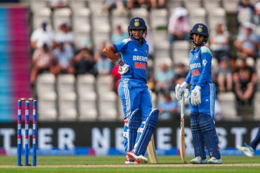 Hindistan 'dan Jemimah ve Harmanpreet Kaur, 1. Uluslararası Metro Bankası 1. Gün Uluslararası Müsabakasında İngiltere Kadınlar Hindistan Kadınlarına Karşı Utilita Bowl, Southampton, İngiltere, 16 Temmuz 2025