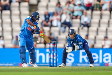 Hindistan 'dan Deepti Sharma, 1. Metro Bank Bir Gün Uluslararası Maçı sırasında İngiltere Bayanlar Hindistan' a Karşı Utilita Bowl, Southampton, Birleşik Krallık 'ta 16 Temmuz 2025