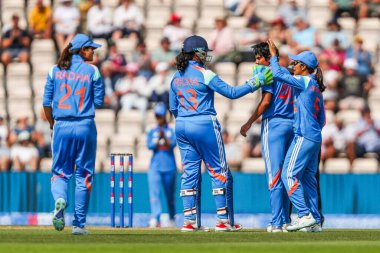 Hindistan 'dan Sree Charani, İngiltere 1. Metro Bank Bir Gün Uluslararası Maçı sırasında İngiltere' den Alice Davidson-Richards 'ın görevden alınması sonrasında takım arkadaşlarıyla kutluyor.