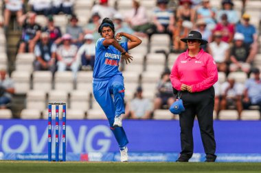 Hindistan 'dan Sree Charani, 1. Metro Bank Bir Gün Uluslararası Maçı sırasında İngiltere Kadınlar Hindistan' a Karşı Utilita Bowl, Southampton, Birleşik Krallık 'ta 16 Temmuz 2025