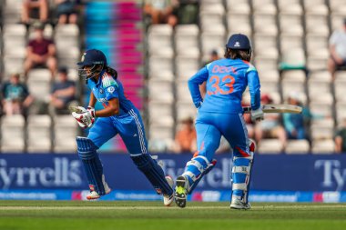 Hindistan 'dan Pratika Rawal ve Harleen Deol, 1. Metro Bank Bir Gün Uluslararası karşılaşmasında İngiltere Kadınlar Hindistan Kadınlarına Karşı Utilita Bowl, Southampton, İngiltere, 16 Temmuz 2025