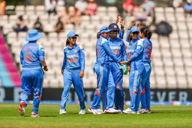 Hindistan 'dan Harmanpreet Kaur, 1. Metro Bank Bir Gün Uluslararası İngiltere Kadınlar Hindistan' a karşı Utilita Bowl, Southampton, İngiltere, 16 Temmuz 2025 'te oynanan karşılaşmada takım arkadaşlarıyla yakalanışını kutluyor.