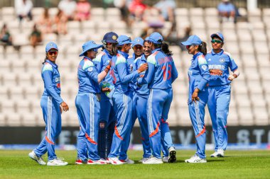 Hindistan 'dan Harmanpreet Kaur, 1. Metro Bank Bir Gün Uluslararası İngiltere Kadınlar Hindistan' a karşı Utilita Bowl, Southampton, İngiltere, 16 Temmuz 2025 'te oynanan karşılaşmada takım arkadaşlarıyla yakalanışını kutluyor.