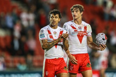 St. Helens 'li Tristan Sailor, 17 Temmuz 2025' te oynanan Betfred Süper Lig 19. Maçı 'nda taraftarları St. Helens - Leigh Leopards maçında alkışlıyor.