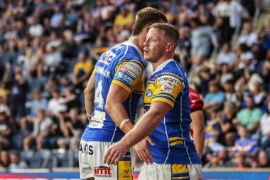 Leeds Rhinos takımından Lachlan Miller, 18 Temmuz 2025 tarihinde Leeds Stadyumu 'nda oynanan 19. Betfred Süper Lig karşılaşmasında Leeds Rhinos ile Salford Red Devils karşılaşmasını kutluyor.