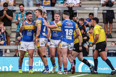 Leeds Rhinos takımından Alfie Edgell, 18 Temmuz 2025 'te Leeds Stadyumu' nda oynanan 19. Betfred Süper Lig karşılaşmasında Leeds Rhinos ile Salford Red Devils karşılaşmasını kutluyor.