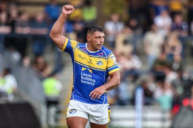 Leeds Rhinos 'tan Ryan Hall, 18 Temmuz 2025' te İngiltere 'nin Leeds Stadyumu' nda oynanan 19. Betfred Süper Lig karşılaşmasında takım arkadaşlarına Leeds Rhinos - Salford Red Devils maçında talimat verdi.