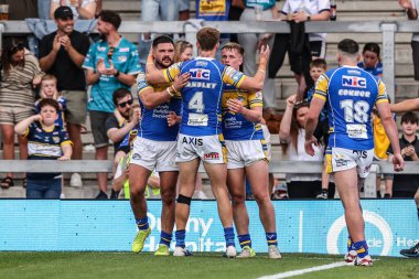 Leeds Rhinos takımından Alfie Edgell, 18 Temmuz 2025 'te Leeds Stadyumu' nda oynanan 19. Betfred Süper Lig karşılaşmasında Leeds Rhinos ile Salford Red Devils karşılaşmasını kutluyor.