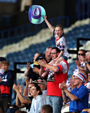 Genç bir Wakefield taraftarı, 18 Temmuz 2025 'te İngiltere' nin Huddersfield Stadyumu 'nda oynanan 19. Betfred Süper Lig karşılaşmasında Huddersfield Giants ile Wakefield Trinity maçını kutluyor.