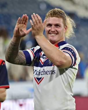 Wakefield Trinity 'den Caius Faatili, 18 Temmuz 2025' te İngiltere 'nin Accu Stadyumu' nda oynanan 19. Betfred Süper Lig karşılaşması sonrasında taraftarları alkışlıyor.