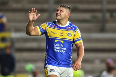 Leeds Gergedan Salonu 'ndan Ryan Hall, 18 Temmuz 2025' te Headingley Stadyumu 'nda oynanan 19. Betfred Süper Lig karşılaşmasında taraftarlara el sallıyor.