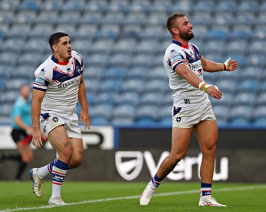 Wakefield Trinity 'den Mike McMeeken, Wakefield Trinity' den Caleb Hamlin-Uele ile 19. Betfred Süper Ligi karşılaşmasında Huddersfield Giants - Wakefield Trinity maçını Accu Stadyumu, Huddersfield, Birleşik Krallık 'ta kutluyor.