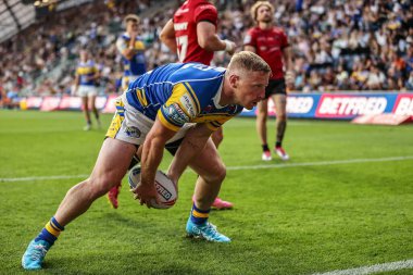 Leeds Rhinos takımından Lachlan Miller, 18 Temmuz 2025 tarihinde Leeds Stadyumu 'nda oynanan 19. Betfred Süper Lig karşılaşmasında Leeds Rhinos ile Salford Red Devils karşılaşmasını kutluyor.