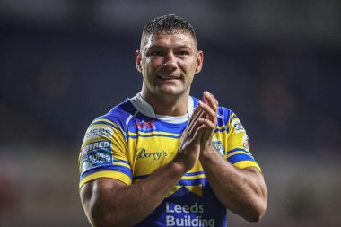 Leeds Rhinos takımından Ryan Hall, 18 Temmuz 2025 'te Leeds Stadyumu' nda oynanan 19. Betfred Süper Lig karşılaşmasında taraftarları alkışlıyor.