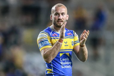 Leeds Rhinos 'tan Jarrod O' Connor, 18 Temmuz 2025 'te Headingley Stadyumu' nda oynanan 19. Betfred Süper Ligi karşılaşmasında taraftarları alkışlıyor.
