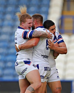 Wakefield Trinity 'den Mike McMeeken, Wakefield Trinity' den Caleb Hamlin-Uele ve Wakefield Trinity 'den Caius Faatili ile oynadığı 19. Betfred Süper Ligi karşılaşmasında Accu Stadyumu' nda Huddersfield Giants - Wakefield Trinity karşılaşmasını kutluyor.