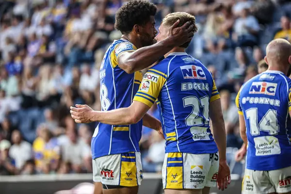 Leeds Rhinos takımından Alfie Edgell, 18 Temmuz 2025 'te Leeds Stadyumu' nda oynanan 19. Betfred Süper Lig karşılaşmasında Leeds Rhinos ile Salford Red Devils karşılaşmasını kutluyor.