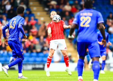 Nottingham Ormanı 'ndan Lewis O' Brien 19 Temmuz 2025 'te İngiltere' nin Chesterfield Stadyumu 'nda oynanan SMH Group Stadyumu' nda oynanan Nottingham Forest, Monaco maçında topu kontrol ediyor.
