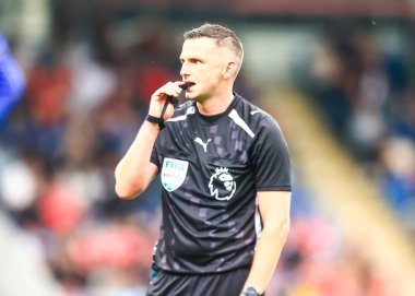 Hakem Michael Oliver, 19 Temmuz 2025 'te İngiltere' nin Chesterfield kentindeki SMH Group Stadiumact Stadyumu 'nda oynanan Nottingham Forest - Monaco maçında düdüğünü çaldı.